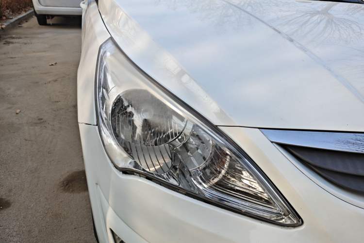 Used Hyundai Verna (older generation) 2010 Sedan 1.4L Automatic Comfort Model GS Right Front Headlight