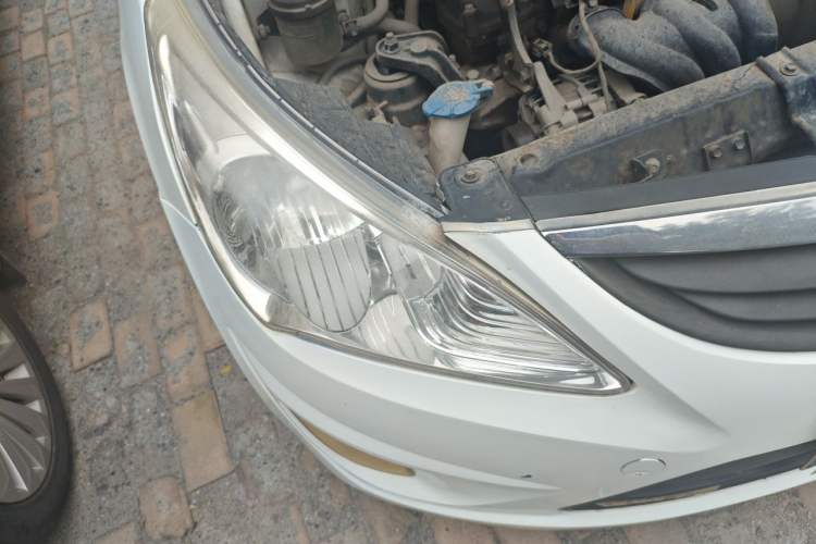 Used Hyundai Verna (older generation) 2010 Sedan 1.4L Manual Comfort GS Right Front Headlight