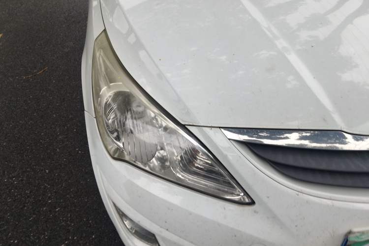 Used Hyundai Verna (older generation) 2010 Sedan 1.4L Manual Comfort GS Right Front Headlight