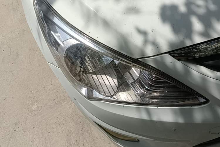 Used Hyundai Verna (older generation) 2010 Sedan 1.4L Automatic Fashionable GT Model Right Front Headlight