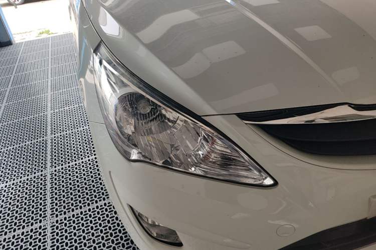 Used Hyundai Verna (older generation) 2010 Sedan 1.4L Manual Comfort GS Right Front Headlight