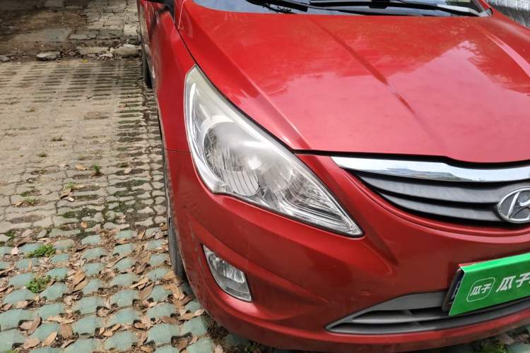 Used Hyundai Verna (older generation) 2010 Sedan 1.4L Manual Comfort GS Right Front Headlight