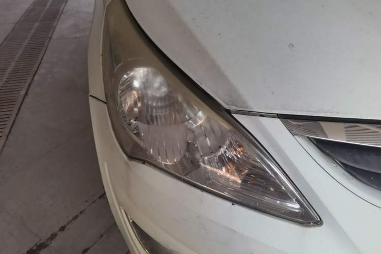 Used Hyundai Verna (older generation) 2010 Sedan 1.4L Automatic Fashionable GT Model Right Front Headlight