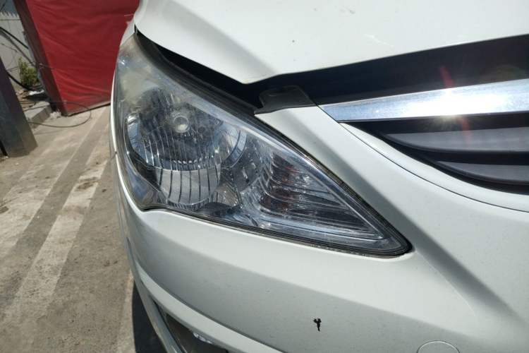 Used Hyundai Verna (older generation) 2010 Sedan 1.4L Automatic Comfort Model GS Right Front Headlight