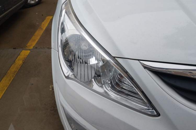 Used Hyundai Verna (older generation) 2010 Sedan 1.4L Automatic Comfort Model GS Right Front Headlight