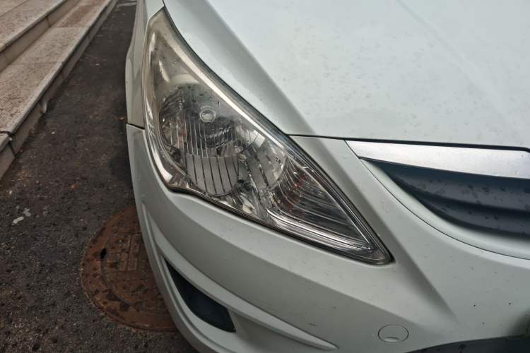 Used Hyundai Verna (older generation) 2010 Sedan 1.4L Manual Standard GL Model Right Front Headlight