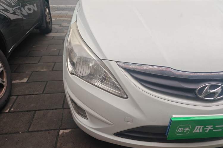Used Hyundai Verna (older generation) 2010 Sedan 1.4L Automatic Fashionable GT Model Right Front Headlight