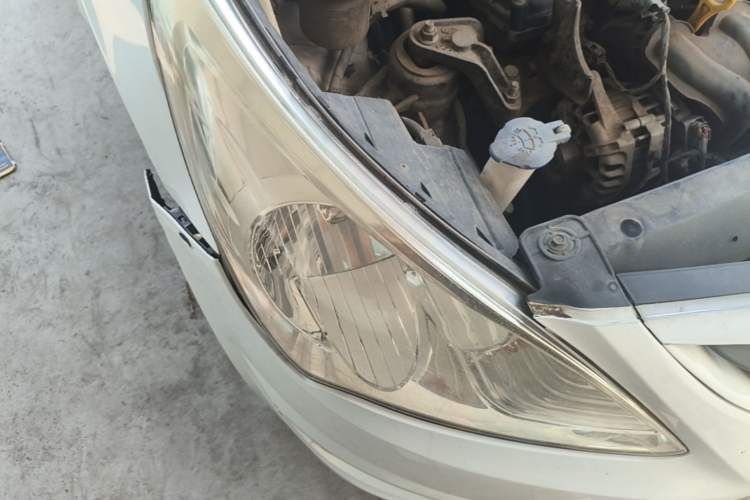 Used Hyundai Verna (older generation) 2010 Sedan 1.4L Automatic Comfort Model GS Right Front Headlight