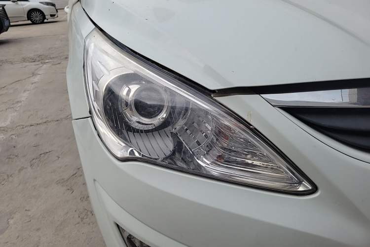 Used Hyundai Verna (older generation) 2010 Sedan 1.4L Automatic Fashionable GT Model Right Front Headlight