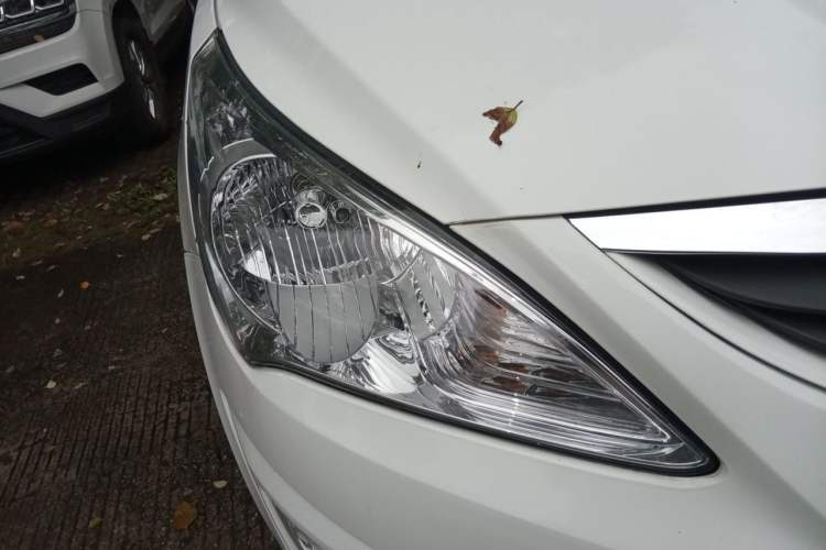 Used Hyundai Verna (older generation) 2010 Sedan 1.4L Automatic Comfort Model GS Right Front Headlight