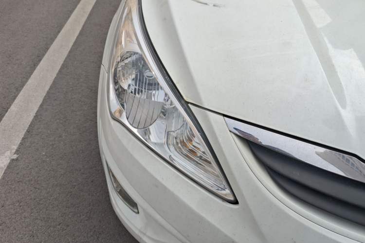 Used Hyundai Verna (older generation) 2010 Sedan 1.4L Manual Comfort GS Right Front Headlight