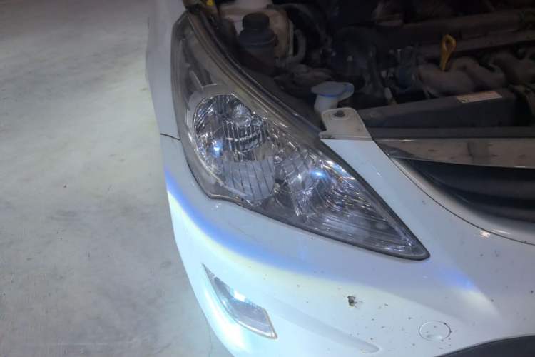 Used Hyundai Verna (older generation) 2010 Sedan 1.4L Automatic Comfort Model GS Right Front Headlight