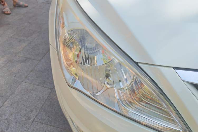 Used Hyundai Verna (older generation) 2010 Sedan 1.4L Automatic Fashionable GT Model Right Front Headlight