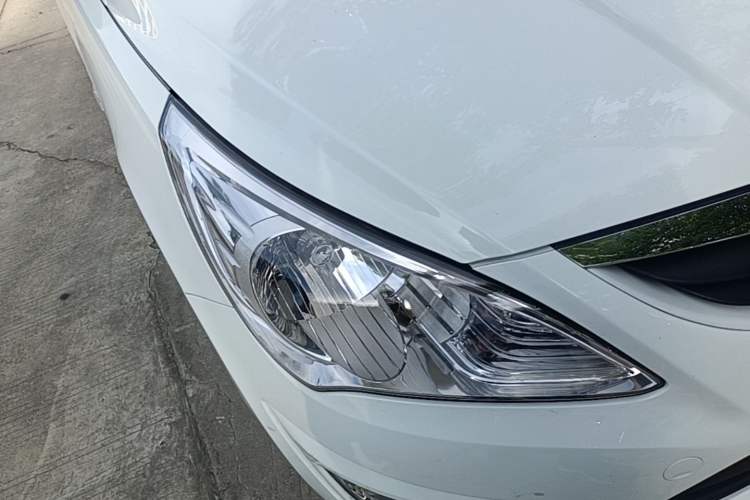 Used Hyundai Verna (older generation) 2010 Sedan 1.4L Automatic Comfort Model GS Right Front Headlight