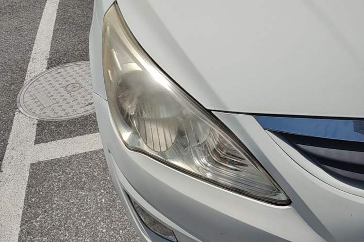 Used Hyundai Verna (older generation) 2010 Sedan 1.4L Automatic Fashionable GT Model Right Front Headlight