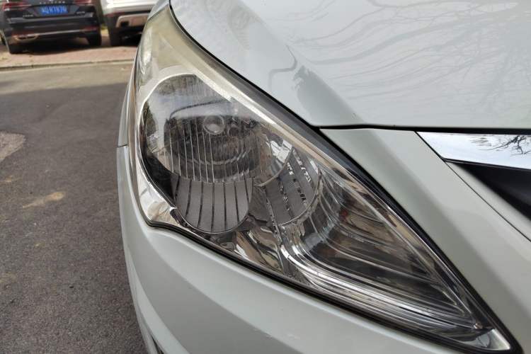 Used Hyundai Verna (older generation) 2010 Sedan 1.4L Automatic Fashionable GT Model Right Front Headlight