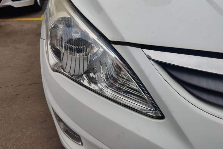 Used Hyundai Verna (older generation) 2010 Sedan 1.4L Automatic Comfort Model GS Right Front Headlight