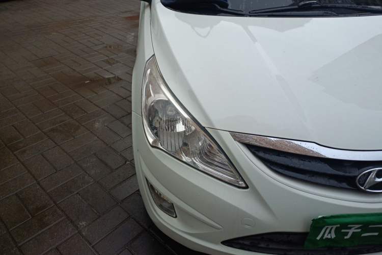 Used Hyundai Verna (older generation) 2010 Sedan 1.4L Automatic Fashionable GT Model Right Front Headlight