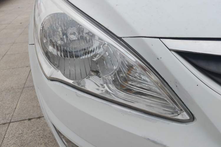 Used Hyundai Verna (older generation) 2010 Sedan 1.4L Automatic Comfort Model GS Right Front Headlight