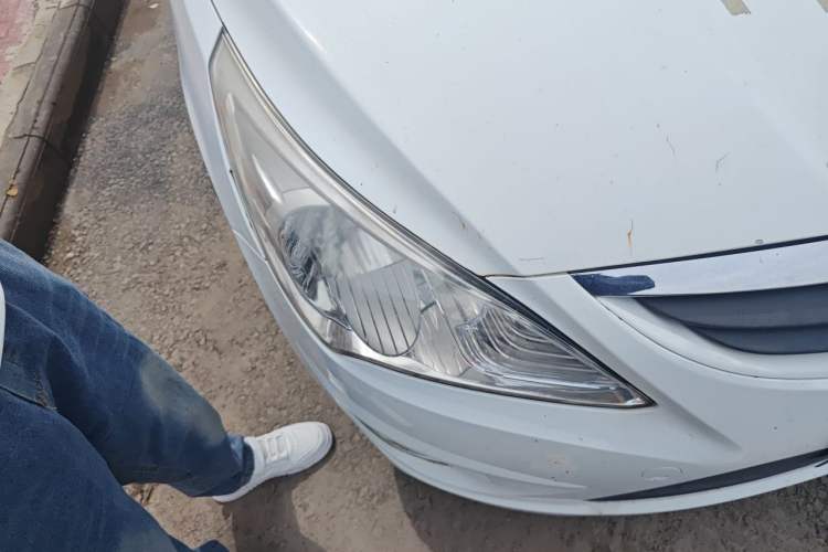 Used Hyundai Verna (older generation) 2010 Sedan 1.4L Manual Comfort GS Right Front Headlight