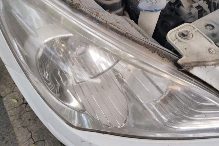 Used Hyundai Verna (older generation) 2010 Sedan 1.4L Manual Comfort GS Right Front Headlight