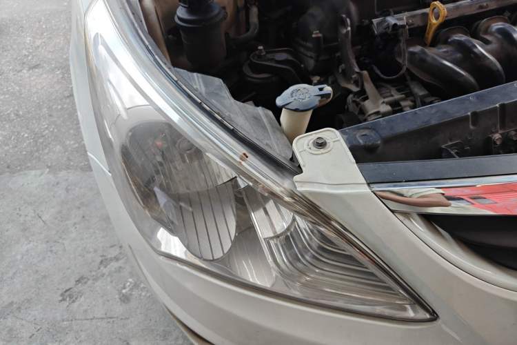 Used Hyundai Verna (older generation) 2010 Sedan 1.4L Automatic Fashionable GT Model Right Front Headlight