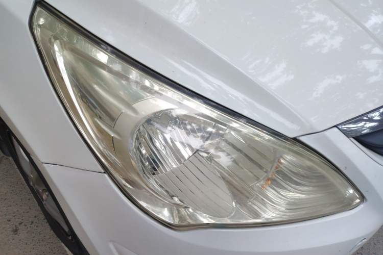 Used Hyundai Verna (older generation) 2010 Sedan 1.4L Automatic Fashionable GT Model Right Front Headlight