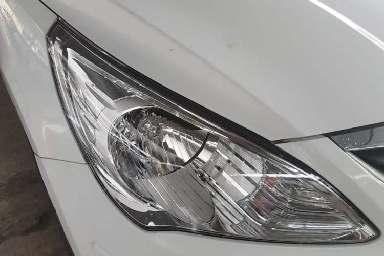 Used Hyundai Verna (older generation) 2010 Sedan 1.4L Manual Comfort GS Right Front Headlight