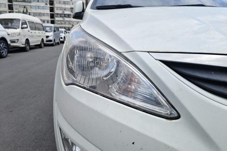 Used Hyundai Verna (older generation) 2010 Sedan 1.4L Manual Comfort GS Right Front Headlight