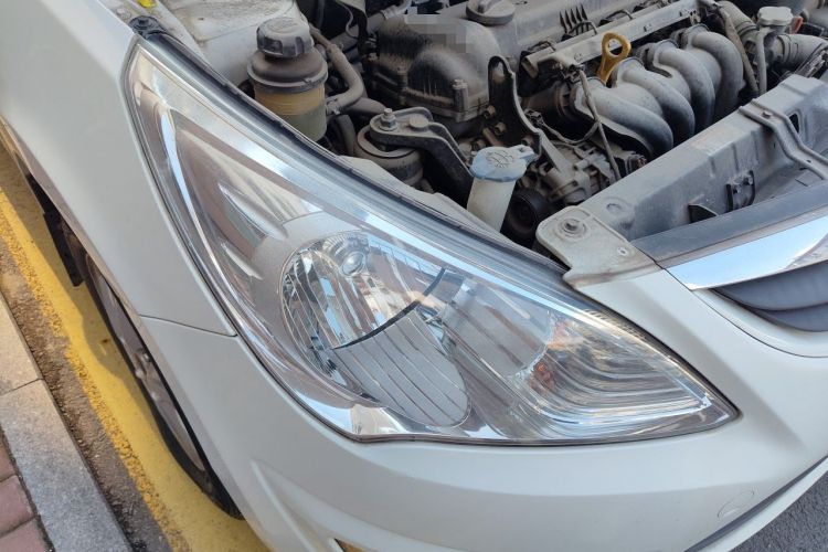 Used Hyundai Verna (older generation) 2010 Sedan 1.4L Automatic Fashionable GT Model Right Front Headlight