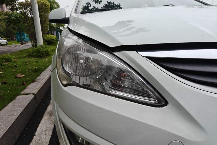 Used Hyundai Verna (older generation) 2010 Sedan 1.4L Manual Comfort GS Right Front Headlight