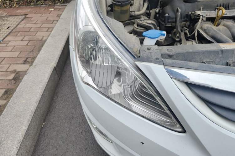 Used Hyundai Verna (older generation) 2010 Sedan 1.4L Manual Comfort GS Right Front Headlight