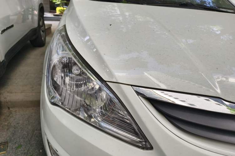 Used Hyundai Verna (older generation) 2010 Sedan 1.4L Manual Standard GL Model Right Front Headlight