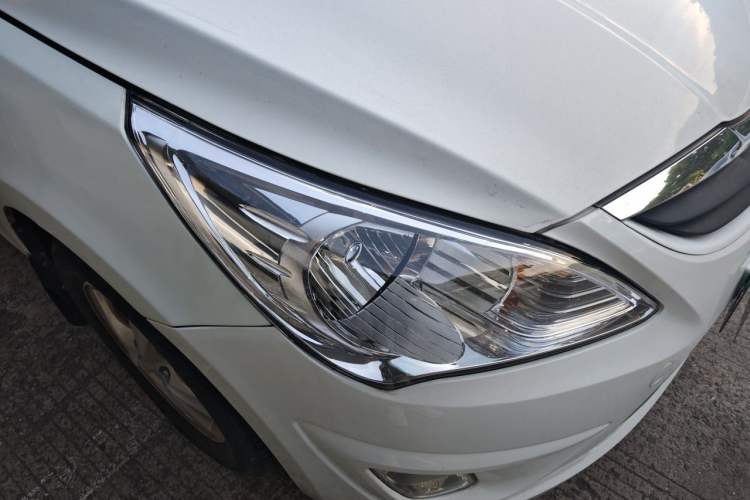 Used Hyundai Verna (older generation) 2010 Sedan 1.4L Automatic Fashionable GT Model Right Front Headlight