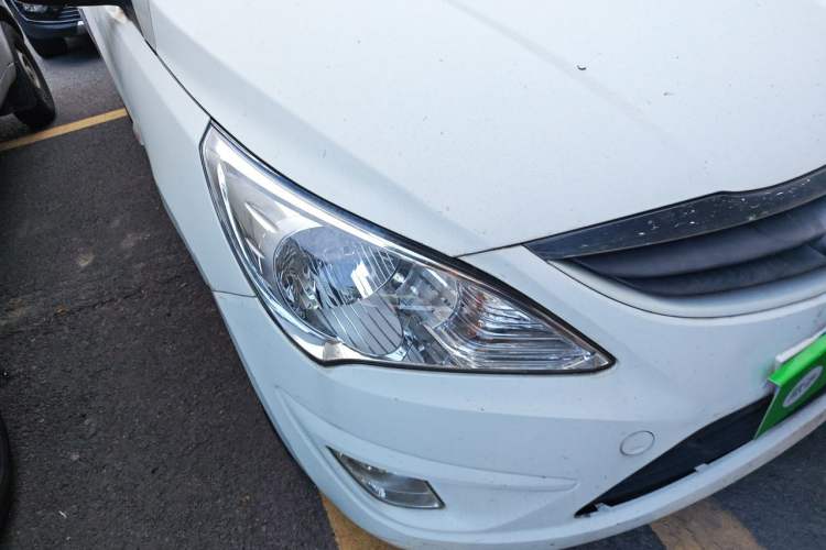 Used Hyundai Verna (older generation) 2010 Sedan 1.4L Manual Comfort GS Right Front Headlight
