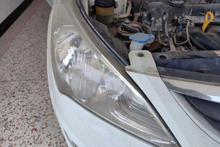 Used Hyundai Verna (older generation) 2010 Sedan 1.4L Manual Comfort GS Right Front Headlight