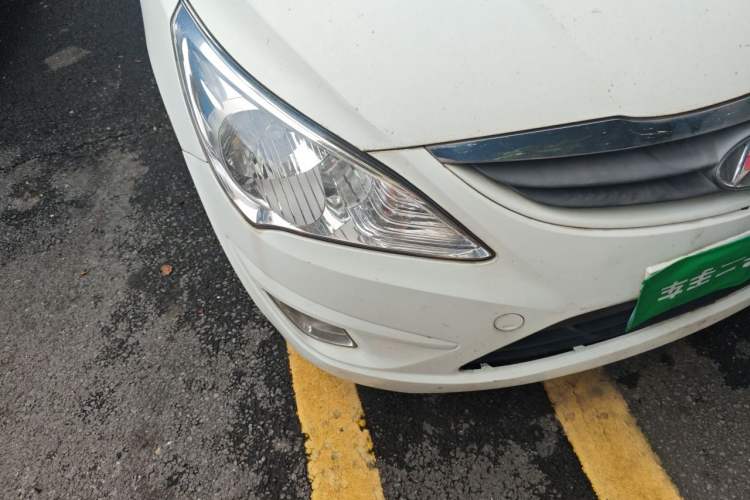 Used Hyundai Verna (older generation) 2010 Sedan 1.4L Manual Comfort GS Right Front Headlight
