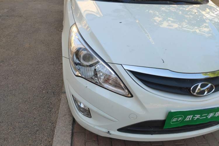 Used Hyundai Verna (older generation) 2010 Sedan 1.4L Automatic Comfort Model GS Right Front Headlight