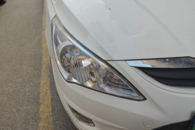 Used Hyundai Verna (older generation) 2010 Sedan 1.4L Manual Comfort GS Right Front Headlight