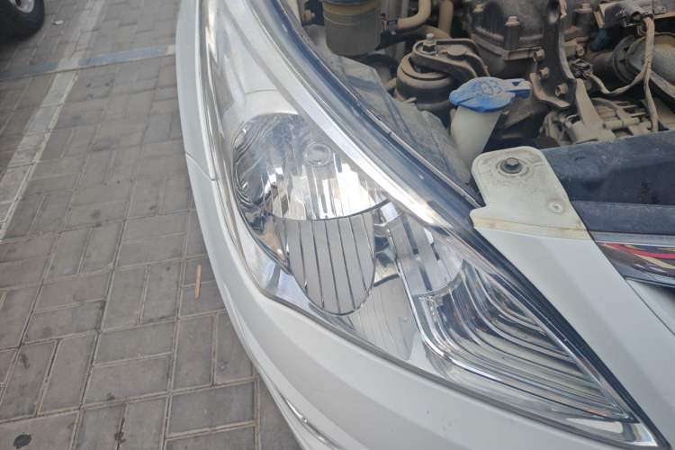 Used Hyundai Verna (older generation) 2010 Sedan 1.4L Automatic Comfort Model GS Right Front Headlight