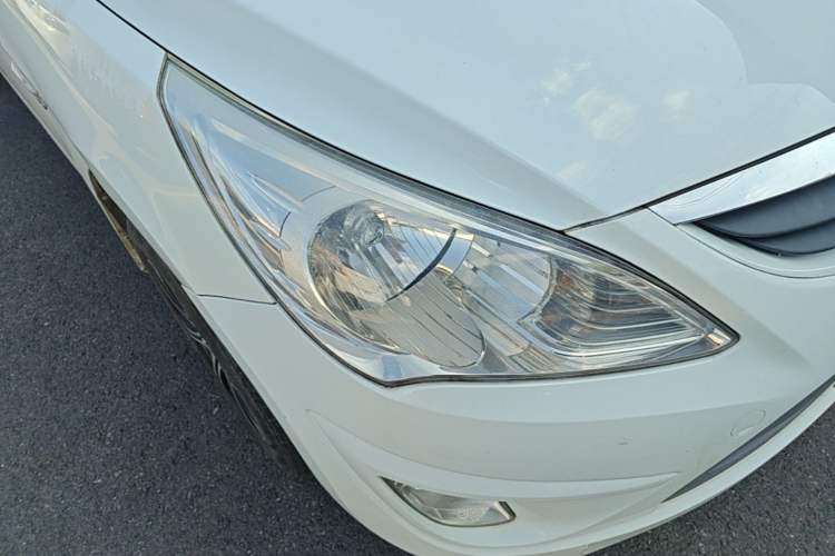Used Hyundai Verna (older generation) 2010 Sedan 1.4L Manual Comfort GS Right Front Headlight