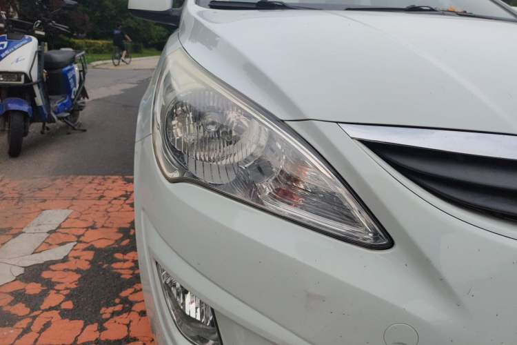 Used Hyundai Verna (older generation) 2010 Sedan 1.4L Manual Comfort GS Right Front Headlight