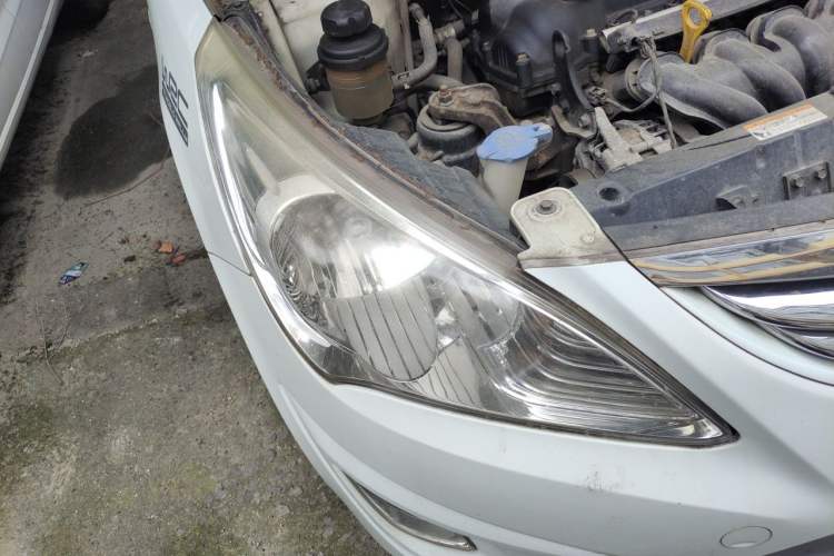 Used Hyundai Verna (older generation) 2010 Sedan 1.4L Manual Comfort GS Right Front Headlight