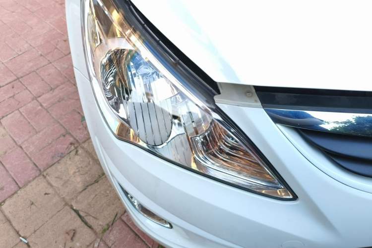 Used Hyundai Verna (older generation) 2010 Sedan 1.4L Manual Comfort GS Right Front Headlight