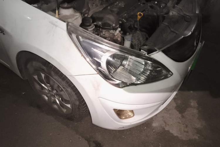 Used Hyundai Verna (older generation) 2010 Sedan 1.4L Manual Comfort GS Right Front Headlight