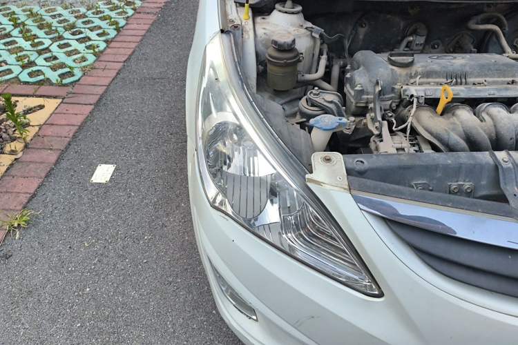 Used Hyundai Verna (older generation) 2010 Sedan 1.4L Manual Comfort GS Right Front Headlight