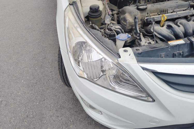 Used Hyundai Verna (older generation) 2010 Sedan 1.4L Manual Standard GL Model Right Front Headlight