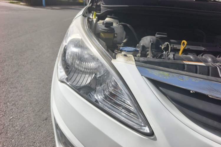 Used Hyundai Verna (older generation) 2010 Sedan 1.4L Automatic Fashionable GT Model Right Front Headlight