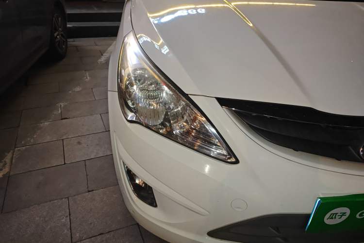 Used Hyundai Verna (older generation) 2010 Sedan 1.4L Manual Comfort GS Right Front Headlight