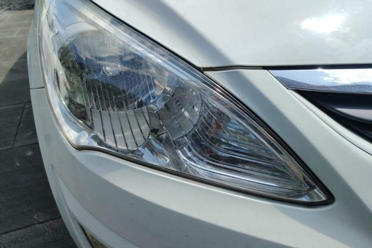 Used Hyundai Verna (older generation) 2010 Sedan 1.4L Manual Comfort GS Right Front Headlight